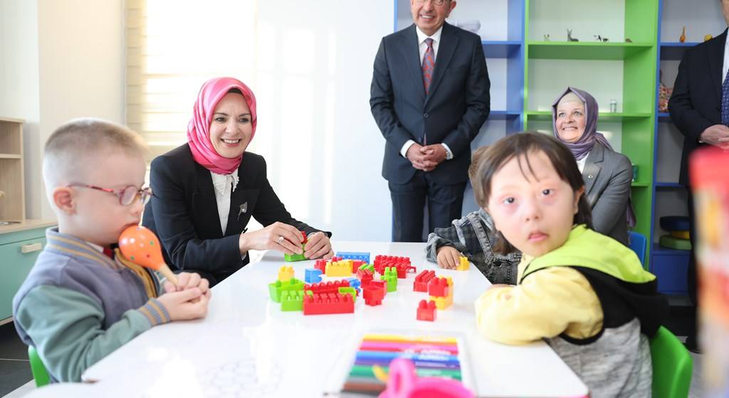 Aile ve Sosyal Politikalar Bakanı Mahinur Özdemir Göktaş,, DOSD Meram Down Sendromlu Bireyler Yaşam Destek Merkezi'nin açılışını yaptı. 