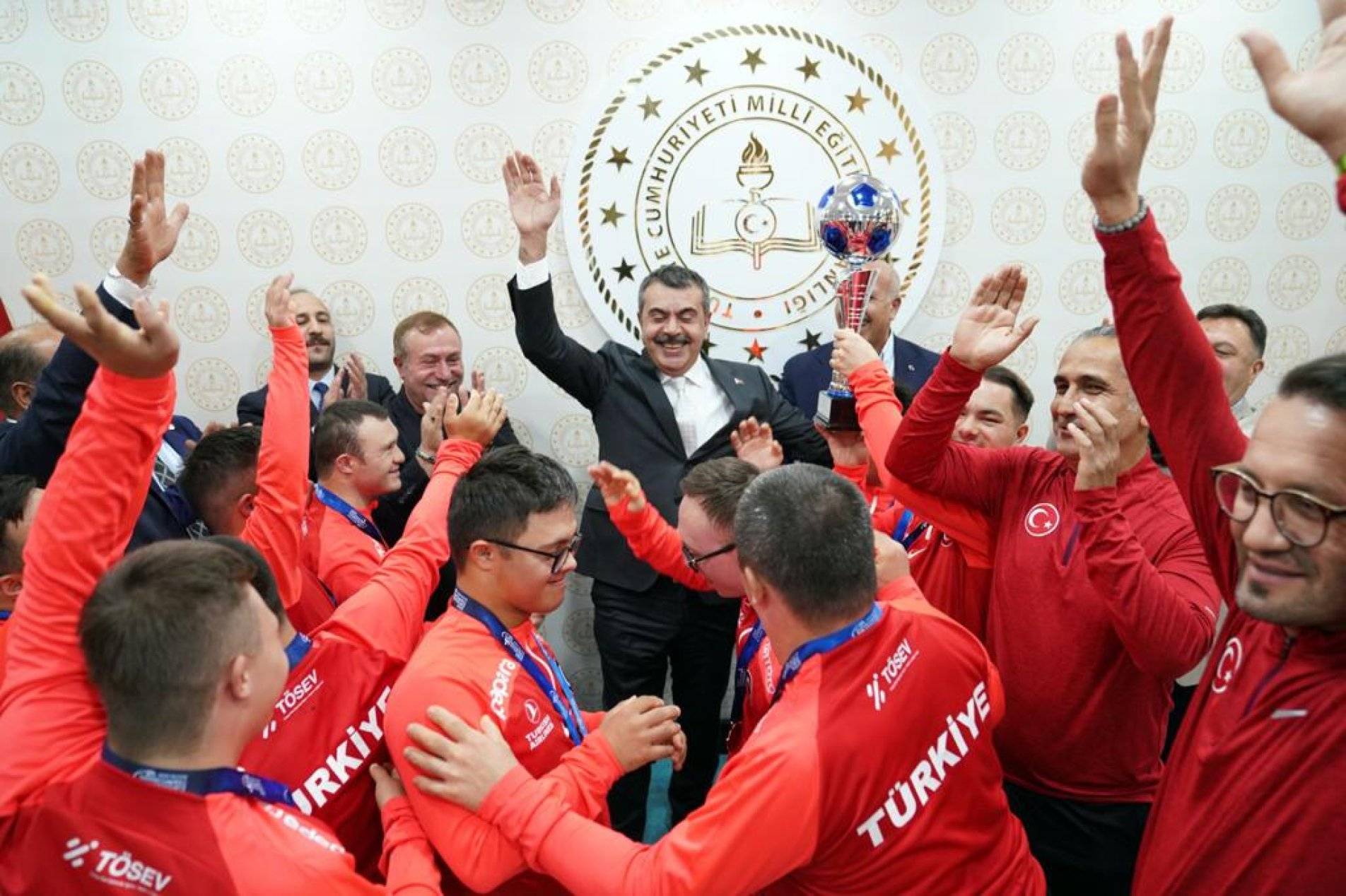 Millî Eğitim Bakanı Yusuf Tekin, İtalya'da düzenlenen Avrupa Şampiyonası final maçında Portekiz'i 2-1 yenerek şampiyon olan Down Sendromlu Özel Futsal Milli Takımı'nı Millî Eğitim Bakanlığı'nda kabul etti.