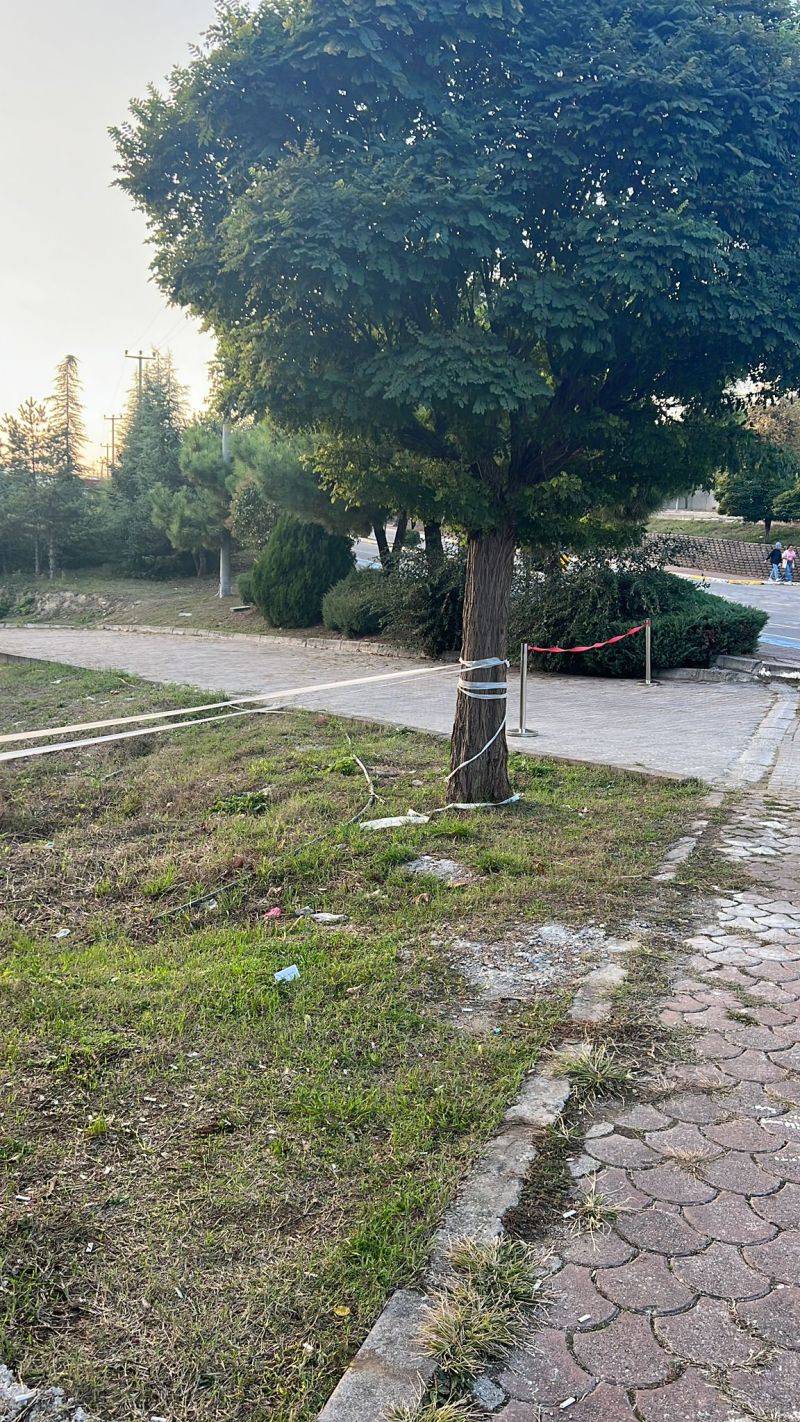 Sakarya Üniversitesi’nde okuyan bir öğrenci, manzarası en güzel yerlerden biri olan Manzara Kafe alanının, üniversite personeline ayrıldığını, öğrencilerin bu bölgeye alınmadığını öne sürdü. 