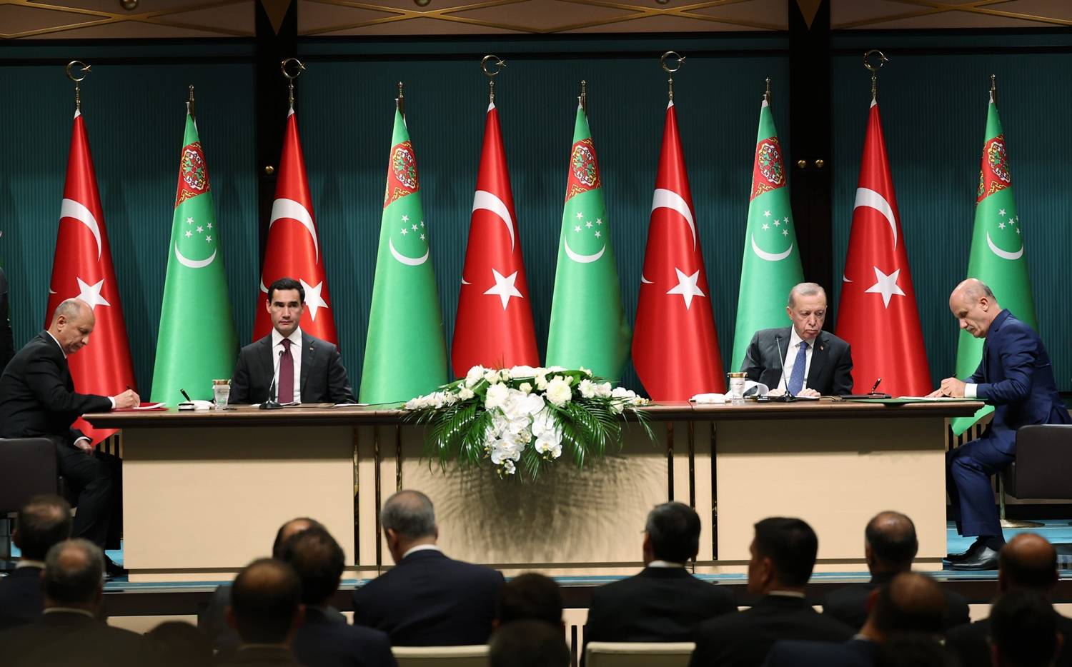 İki ülke arasında yapılan anlaşma gereği Türkmenistan ile yükseköğretimde ortak diploma programlarının açılması sağlanacağı bildirildi.