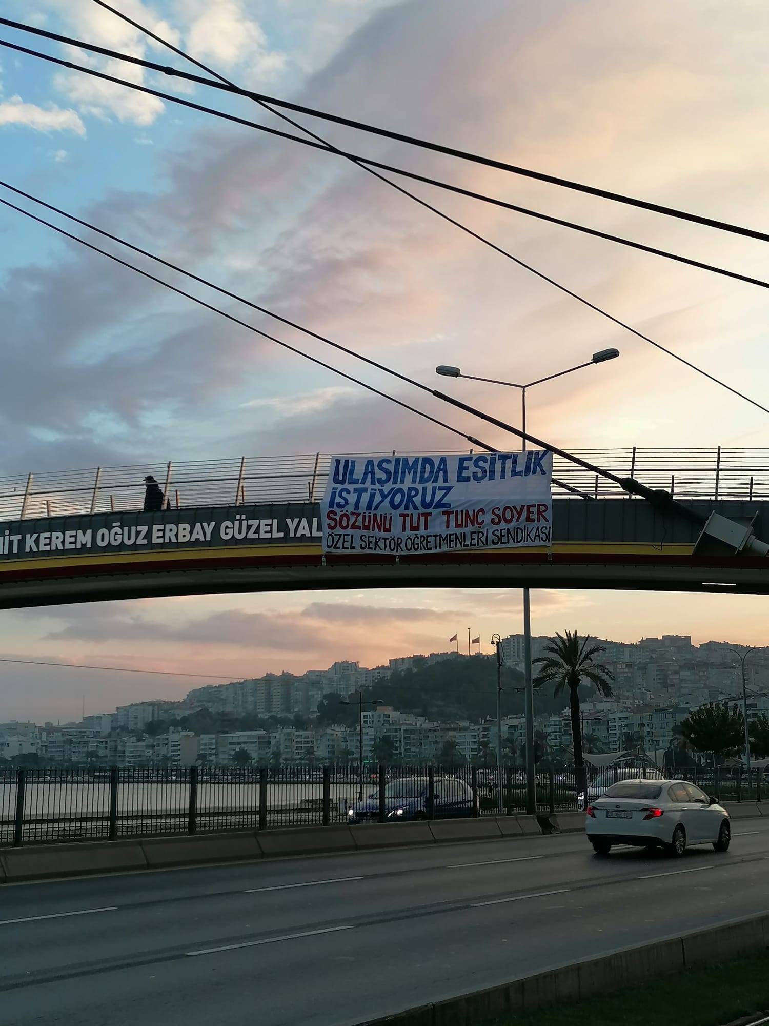 İzmir’de yaşayan özel öğretim kurumu öğretmenleri, kamudaki meslektaşları gibi indirimli öğretmen ulaşım kartı hakkına sahip olmadığı için mağdur olduklarını belirterek, 14 Ağustos’ta görüştükleri İzmir Büyükşehir Belediye Başkanı Tunç Soyer’in bu konuda verdiği sözü tutmasını istedi.