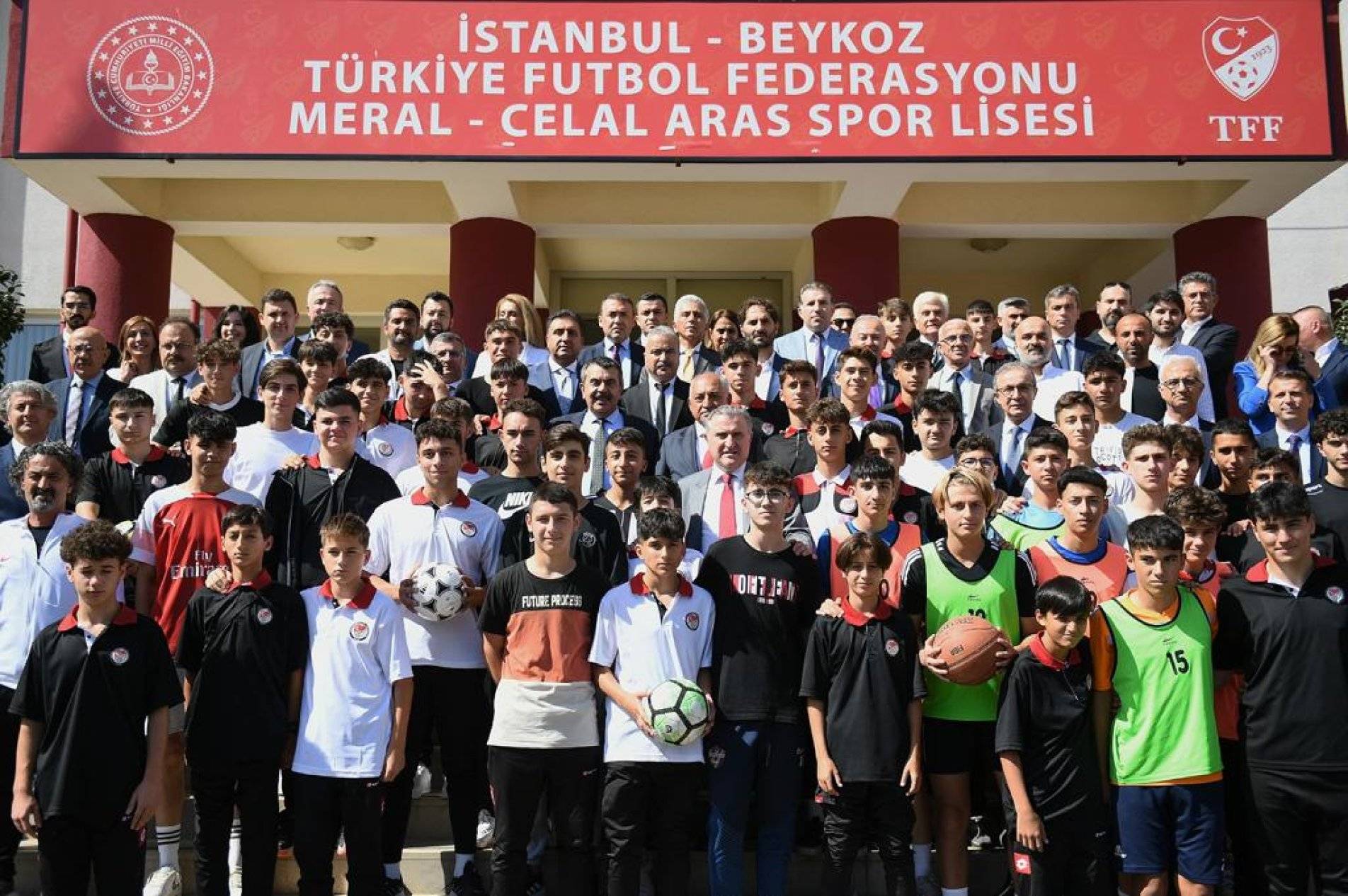 100 bin çocuk futbol öğrenecek ! Millî Eğitim Bakanlığı, Gençlik ve Spor Bakanlığı ile Türkiye Futbol Federasyonu (TFF) arasında Futbol Gelişim Projesi İş Birliği Protokolü imzalandı.