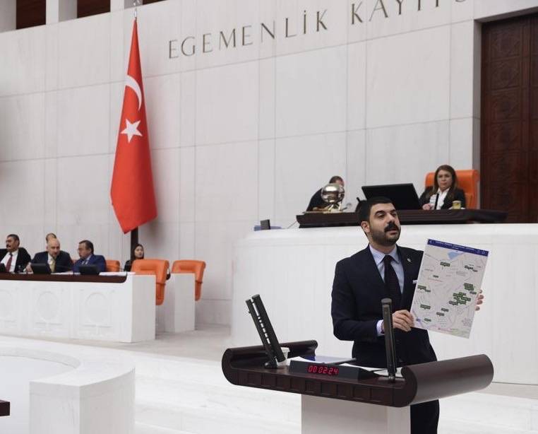 Teksas’a Döndü CHP İstanbul Milletvekili Ali Gökçek, ruhsatsız silahların bulundurulması ve kullanılması halinde istenen cezaların artırılmasını düzenleyen kanun teklifini Meclis Başkanlığı’na sundu. Bireysel silahlanma ve toplumsal şiddetle mücadelede bireysel silahlanma ve ruhsatsız silah kullanımının önüne geçecek tedbirlerin bir an evvel alınarak gerekli denetimlerin sıkılaştırılması gerektiğini belirten CHP’li Gökçek, “Neredeyse her gün ruhsatsız silahların kullanıldığı bir şiddet olayı yaşanıyor. Mafyalar AVM’lerde, sokak ortasında çatışmaya girmekten çekinmiyor. Ülke Teksas’a döndü, iktidar ise bu konuda adım atmaktan aciz. Vatandaşların huzur ve güvenliğinin önünde engel teşkil eden bireysel silahlanma ve ruhsatsız silah kullanımı konularında ciddi denetimsizlik var. Bu konuda gerekli adımlar atılmadığı sürece daha çok aileye ateş düşer” dedi. “Silahlı Şiddette Son 8 Yılda Yüzde 83 Artış Yaşandı” Silahlara ulaşımın kolay ve yaygın olması, denetimin ve eğitimin olmaması, medya aracılığı ile şiddetin özendirilmesi gibi sebeplerle silahlı şiddet olaylarında artış yaşandığını belirten CHP’li Gökçek, Umut Vakfı tarafından derlenen istatistikleri paylaştı. 2015 yılında 2175 silahlı olay basına yansımışken, 2022 yılında medyaya 3984 silahlı şiddet olayı yansımış, ülke genelinde yaşanan bu silahlı şiddet olaylarında en az 2278 kişi hayatını kaybetmiş, en az 4231 kişi de yaralanmış. Yani 2022 yılında, ülkemizde her gün en az 6 vatandaşımız silahlı şiddet sebebiyle hayatını kaybetmiş, en az 11 vatandaşımız da yaralanmıştır. Yani sonu yaralama ve öldürmeye varan silahlı şiddette son 8 yılda yüzde 83 oranında bir artış yaşanmıştır. “18 Yaş Altı Silah Kullanımında Artış Var” 18 yaş altının silahlara erişimi konusuna da dikkati çeken CHP’li Ali Gökçek, “Yine adli istatistiklere baktığımızda, 2020 yılında 6136 Sayılı Ateşli Silahlar ve Bıçaklar ile Diğer Aletler Hakkında Kanuna muhalefetten 12-15 Yaş arasında 752 suç mevcutken, 15-18 Yaş arasında 1809 olmak üzere, toplam 2561 suç mevcut olduğunu görüyoruz. 2021 yılında ise 12-15 Yaş arası 896 suç mevcutken, 15-18 Yaş arasında 2444 olmak üzere toplam 3340 suç mevcuttur. Yani 1 yılda %30’un üzerinde bir artış yaşanmıştır” diye konuştu. “Cezalar Artırılsın” Bireysel silahlanma ve toplumsal şiddetle mücadelede bireysel silah kullanımının, ruhsatsız silah kullanımının önüne geçecek tedbirleri almak, gerekli denetimleri sıkılaştırmak gerektiğini söyleyen CHP’li Gökçek, verdiği kanun teklifi ile, ruhsatsız silah ve mermi bulundurma hallerinde cezaların artırılması, öldürme ve yaralama suçunun oluşmasında ruhsatsız ateşli silah kullanılmışsa iyi hal, pişmanlık gibi indirimler ile ceza ertelemesinde bulunulamaması, birden fazla ruhsatsız silah bulunduran ya da taşıyanlarda her bir silah için cezanın ayrı olarak değerlendirilmesi ve tek bir taşıma ruhsatı ile birden fazla silah taşıdığı tespit edilenlerin mevcut ruhsatlarının iptal edilerek birden fazla ruhsatsız silah taşıyanlar bakımından belirlenen müeyyidelerin her bir ruhsatsız silah için ayrı ayrı uygulanması gerektiğini belirtti.