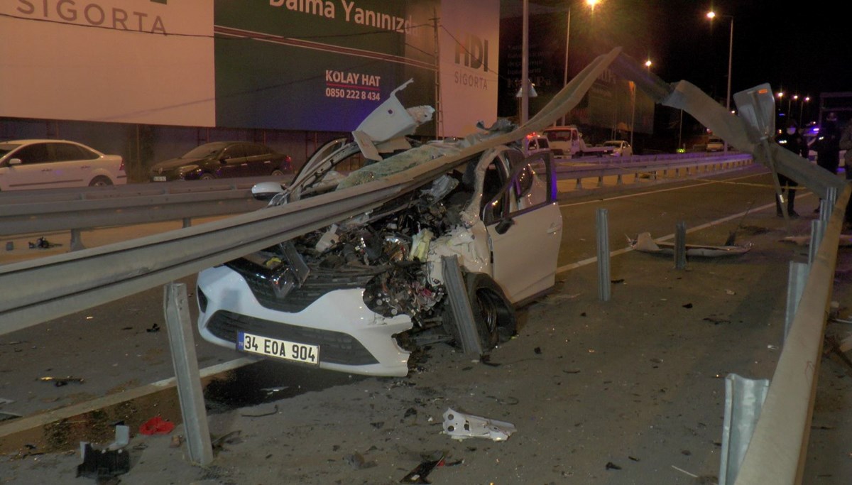 Kadıköy’de otomobil ok gibi bariyerlere saplandı: 1 ölü