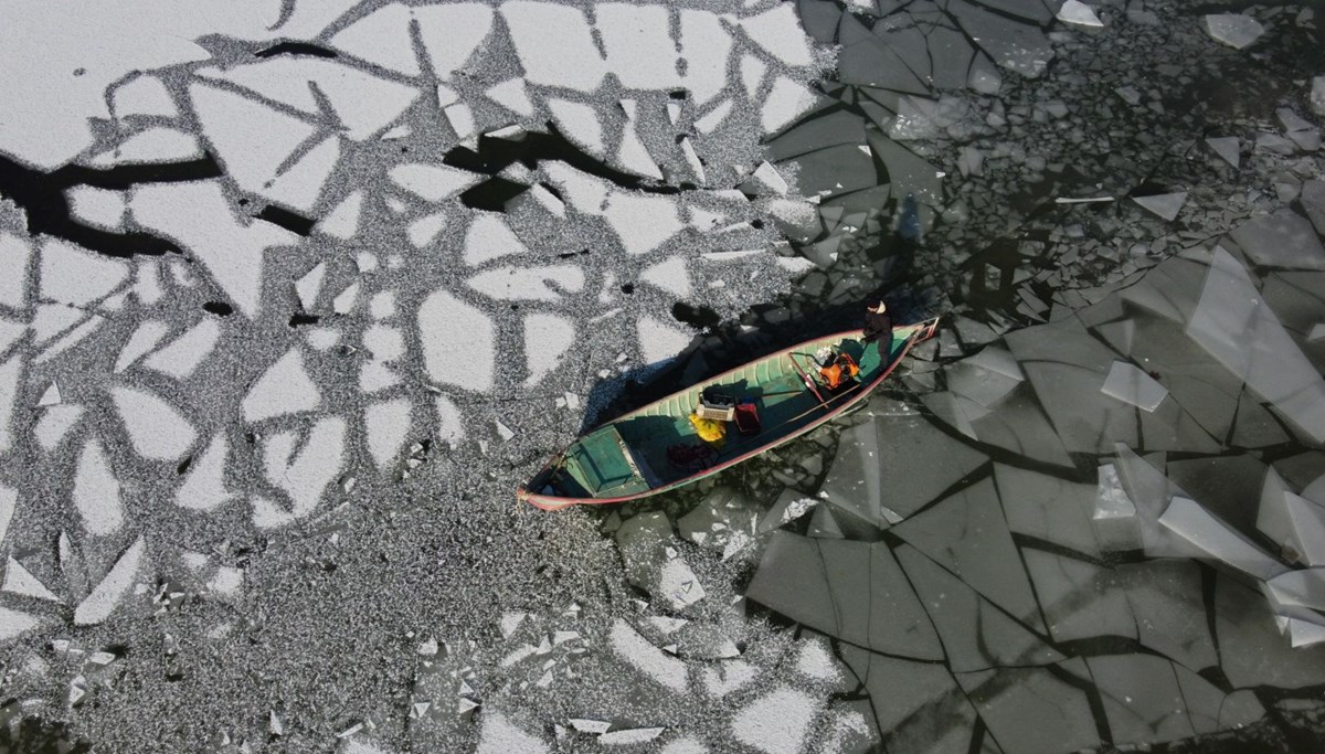 Donan Beyşehir Gölü'nde balıkçıların buz kırma mesaisi