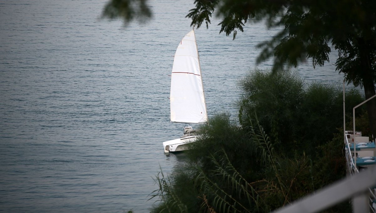 Adana'da baraj gölünde yelkenli tekne alabora oldu: 1 kayıp