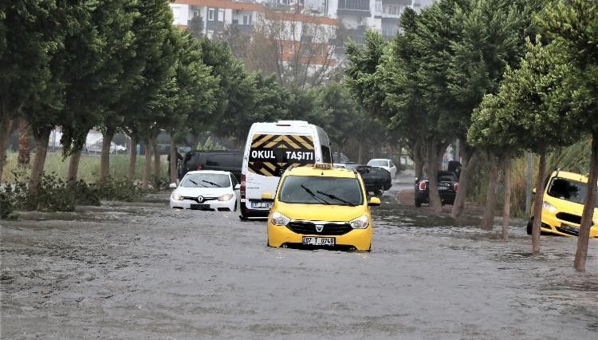 Meteorolojinin kırmızı kodla aşırı yağış uyarısı yaptığı Antalya'da sağanak etkili oluyor