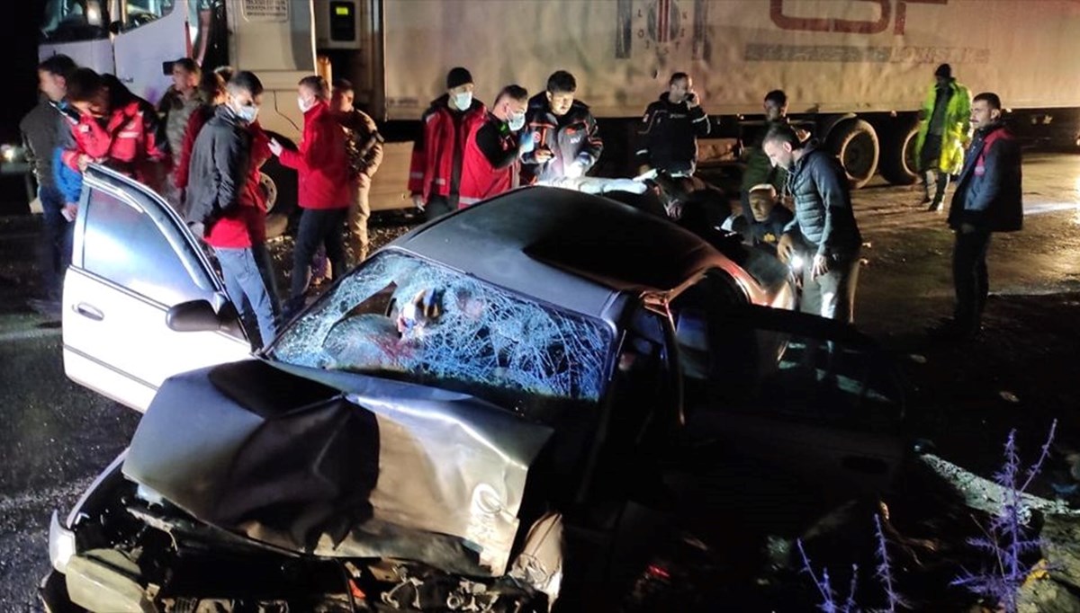 Siirt'te otomobil TIR ile çarpıştı: 1 ölü, 5 yaralı