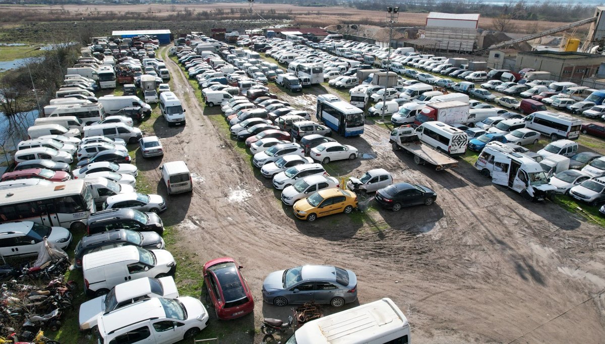 Kocaeli'de trafikten men edilen yüzlerce araç yediemin otoparkında çürümeye terk edildi