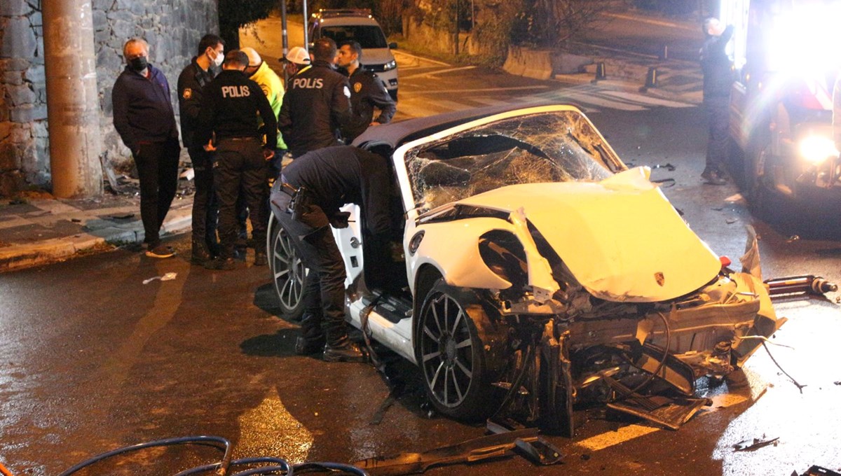 Sarıyer'de aşırı hızlı lüks otomobil elektrik direğine çarptı: 3 ağır yaralı
