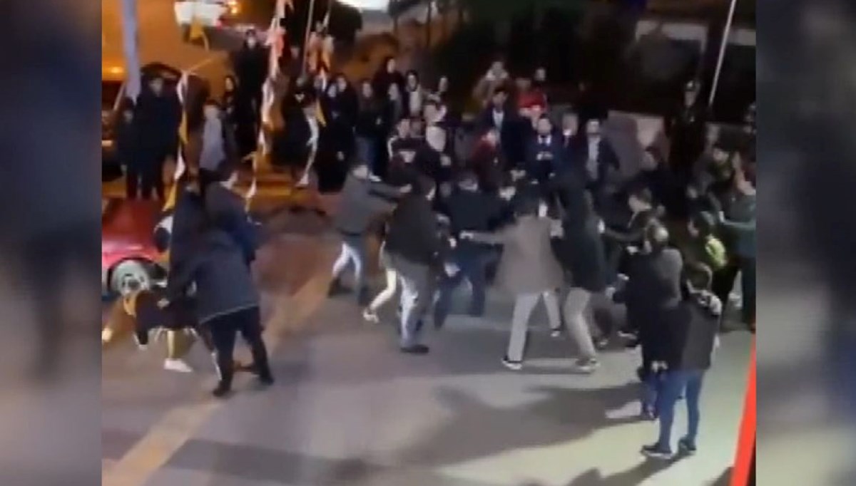 Öğrenciler okul önünde kavga etti