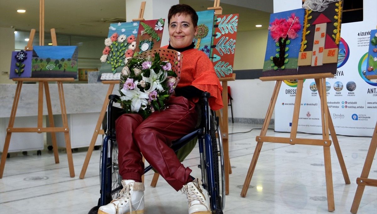 Antalya'da engelli ressamın 