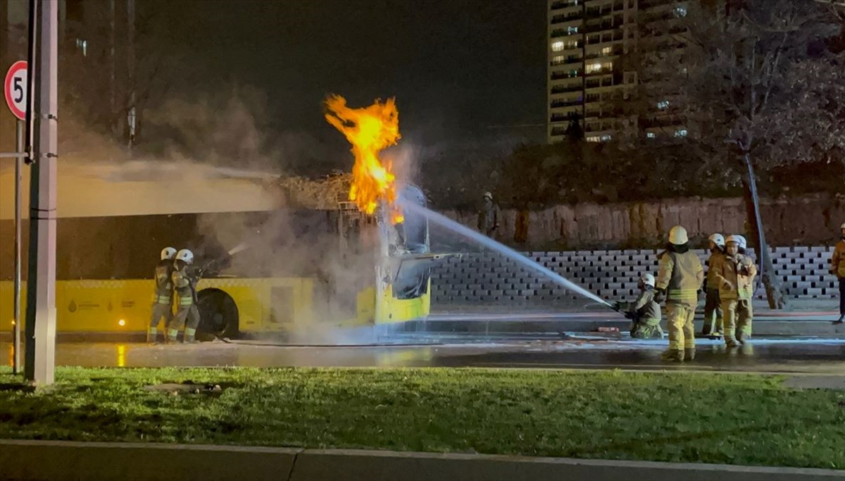 Başakşehir'de park halindeki halk otobüsünde yangın