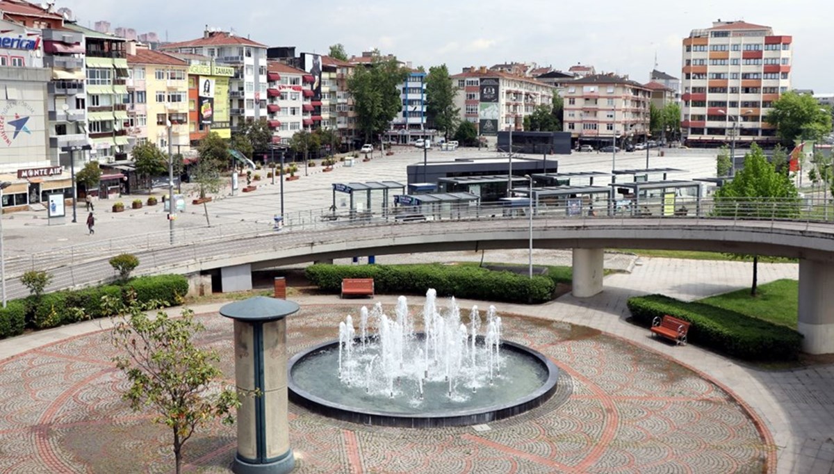 Kocaeli Anadolu Otoyolu'nda devrilen tır trafiği aksattı
