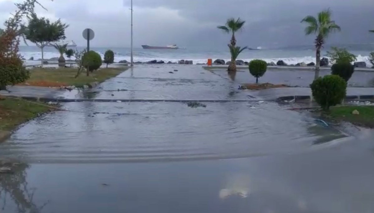 İskenderun'da fırtına: Deniz taştı, caddeler su altında kaldı