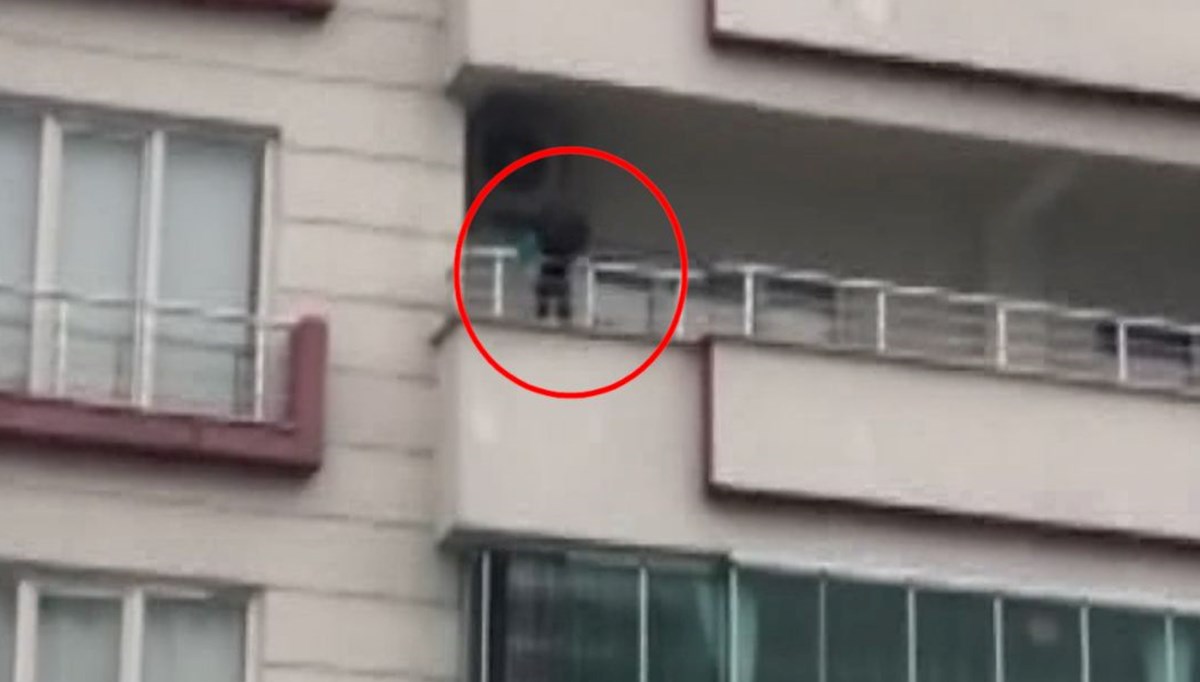 Balkon korkuluklarına çıkan çocuğu babası yakaladı