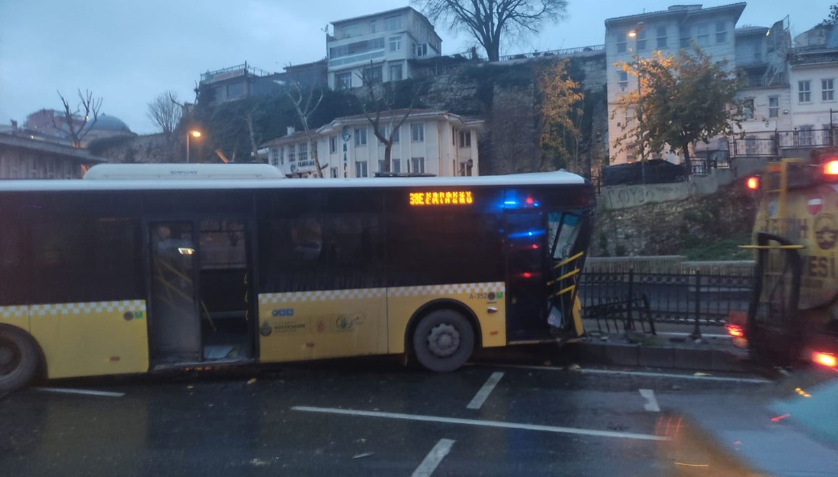 Fatih'te İETT otobüsleri çarpıştı