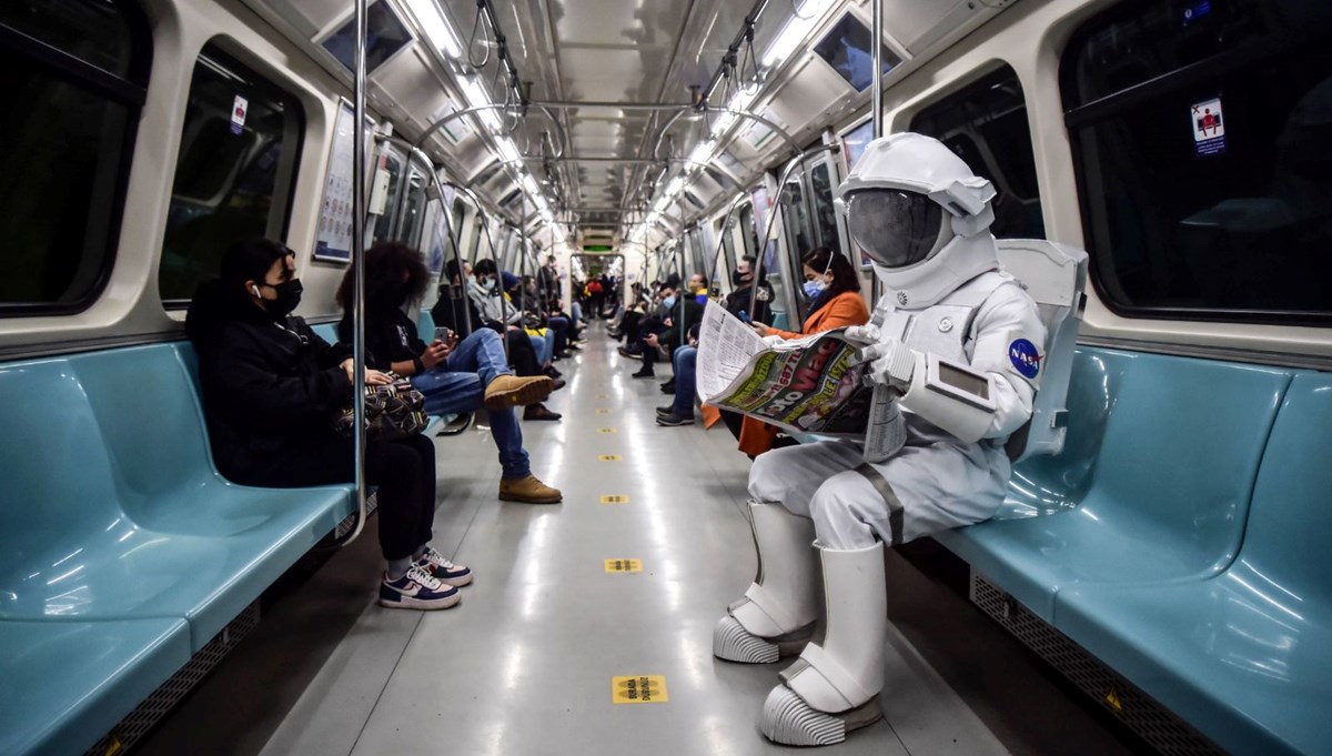 Merak uyandıran görüntü: Metroda astronot var!